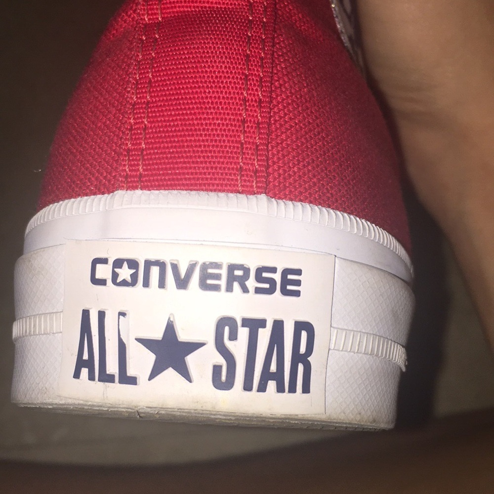 Red converse - Picture 3 of 4